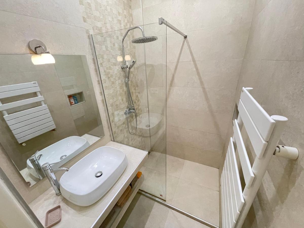 Renting - Penchienatti - Spacious - 2 Bedrooms - King Bed - View Heart Of Nizza