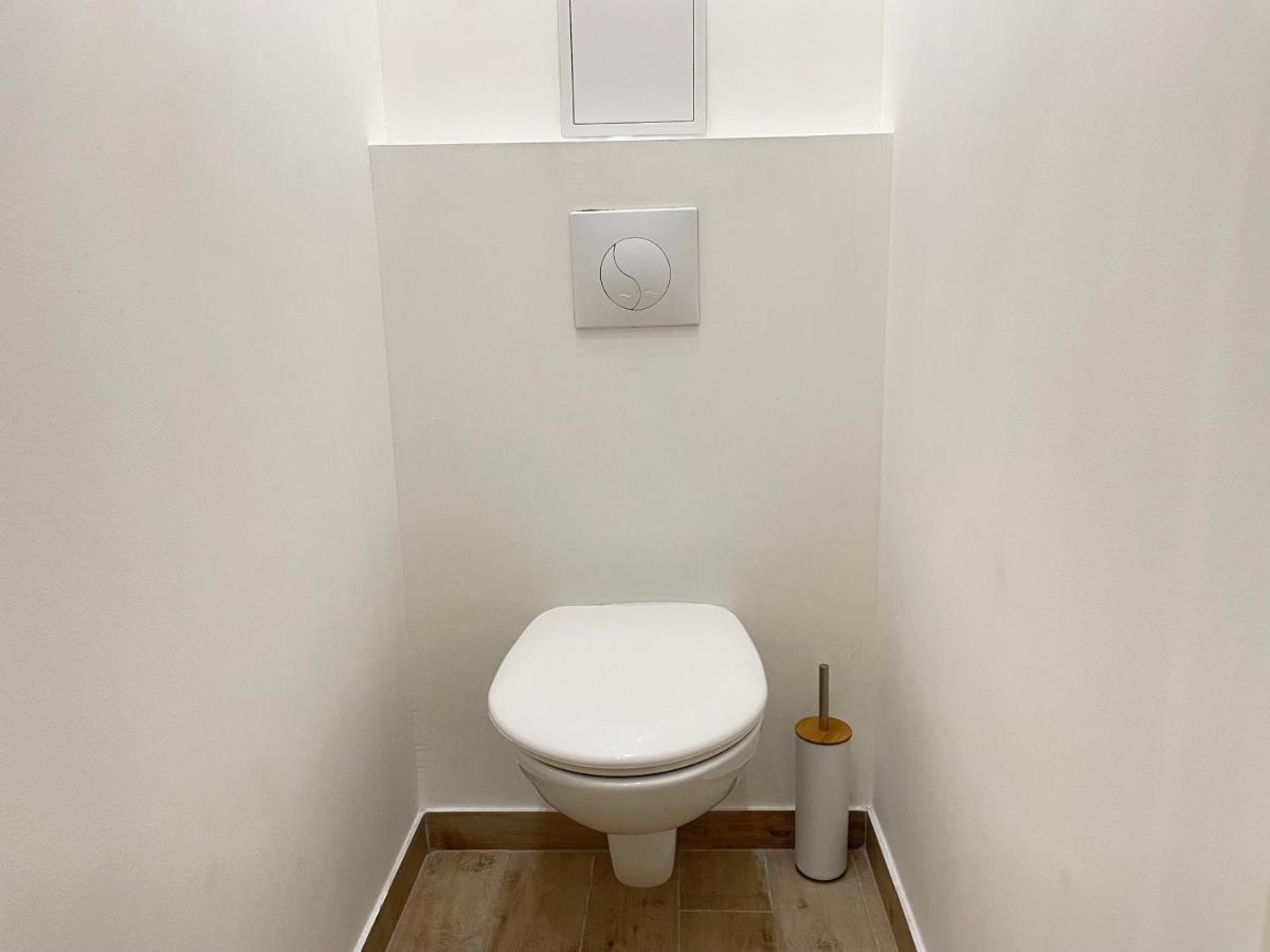 Renting - Penchienatti - Spacious - 2 Bedrooms - King Bed - View Heart Of Apartment *