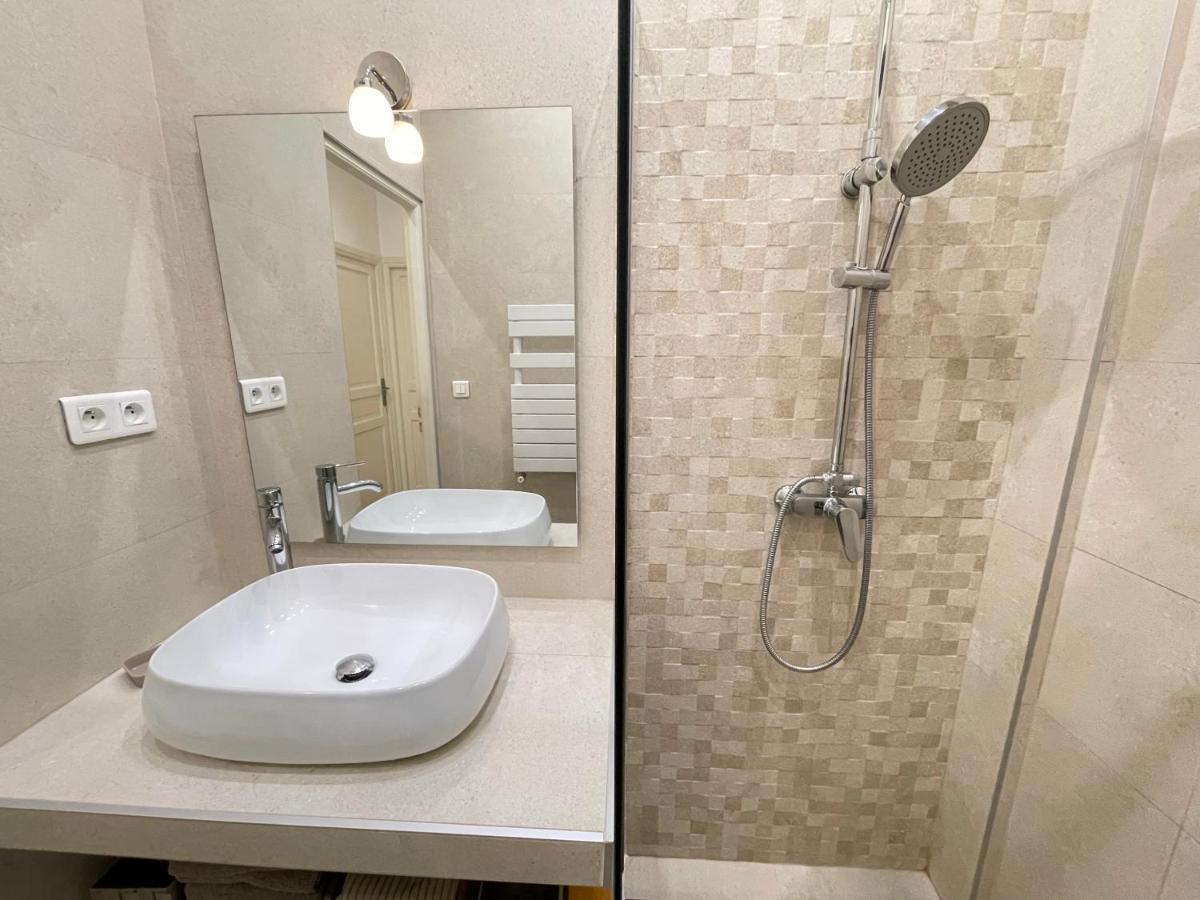 Renting - Penchienatti - Spacious - 2 Bedrooms - King Bed - View Heart Of * Nizza